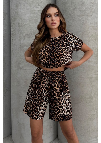 Leopar Desenli Soft Touch Geniş Yaka Oversize T-Shirt
