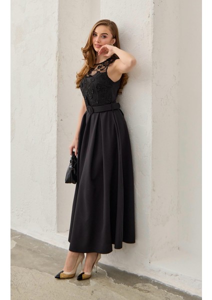 Halter Kol Dantel Detaylı Kemerli Elbise