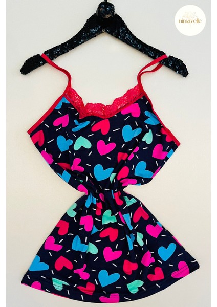 Renkli Kalp Desenli Pembe Dantelli Askılı Şortlu Pijama Takımı