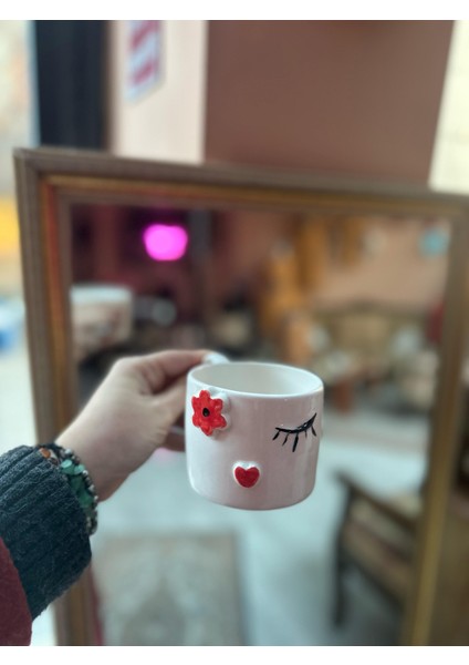 Kadın Yüzü Çiçek Kalp Detay Kahve Fincanı Mug 24K Altın modelleri