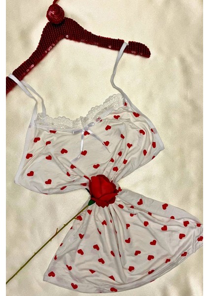 Kırmızı Kalp Desenli Beyaz Dantelli Askılı Şortlu Pijama Takımı