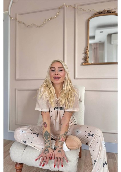 Bej Weekend Mood Desenli Örme Kısa Kol Kadın Pijama Takımı modelleri