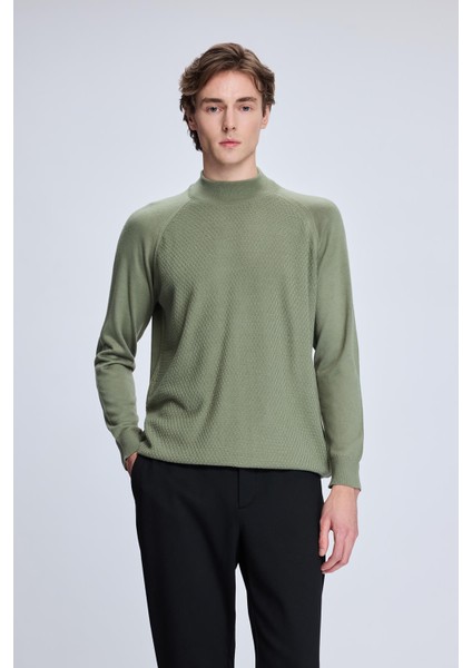 Haki Regular Fit Jakarlı Yarım Balıkçı Yaka Yünlü Kazak