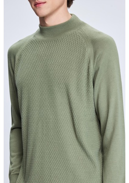 Haki Regular Fit Jakarlı Yarım Balıkçı Yaka Yünlü Kazak fırsatları