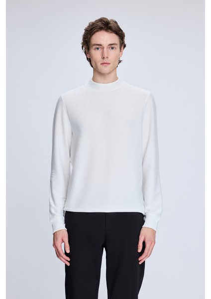 Beyaz Regular Fit Jakarlı Yarım Balıkçı Yaka Sweatshirt