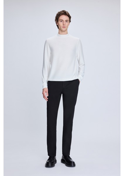 Beyaz Regular Fit Jakarlı Yarım Balıkçı Yaka Sweatshirt