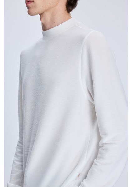 Beyaz Regular Fit Jakarlı Yarım Balıkçı Yaka Sweatshirt