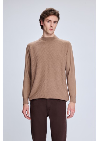 Kahverengi Regular Fit Jakarlı Yarım Balıkçı Yaka Yünlü Kazak
