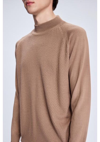 Kahverengi Regular Fit Jakarlı Yarım Balıkçı Yaka Yünlü Kazak fırsatları