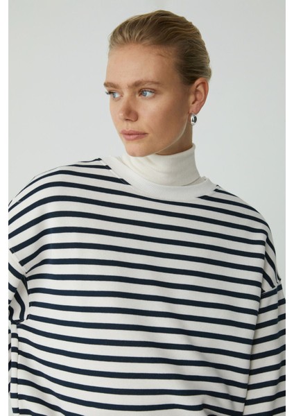 Modest Sahra Kadın Pamuklu Içi Polarlı Yumuşacık Oversize Yuvarlak Yaka Lacivert / Ekru Sweatshirt
