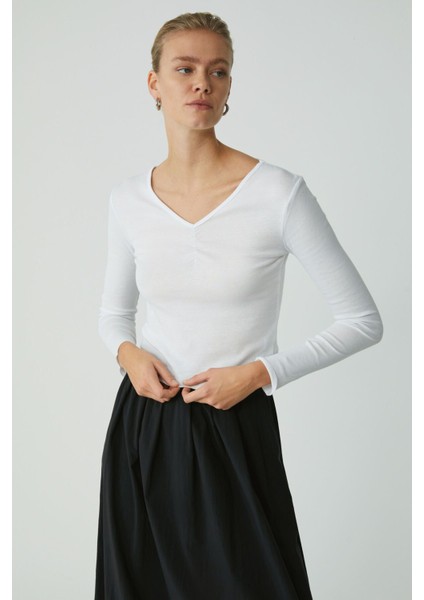 Modest Gıllıs Kadın Regular Fit Normal Kalıp Pamuklu V Yakalı Sıfır Kol Basic Beyaz Bluz