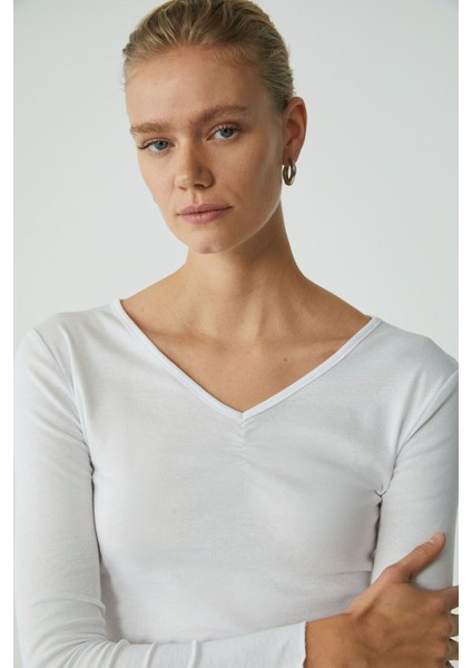 Modest Gıllıs Kadın Regular Fit Normal Kalıp Pamuklu V Yakalı Sıfır Kol Basic Beyaz Bluz