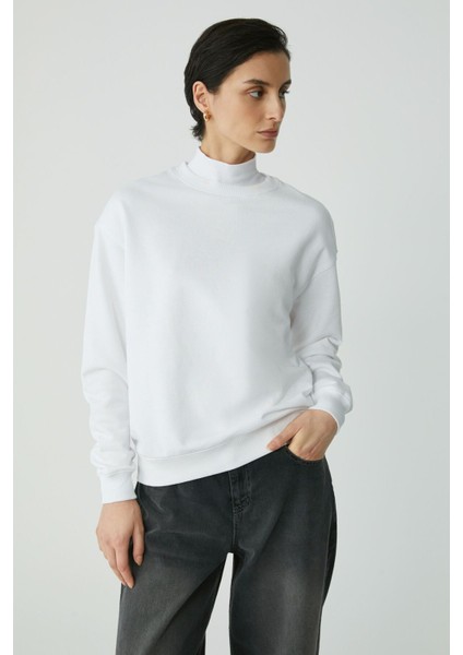 Modest Alfreda Kadın Pamuklu Içi Polarlı Yumuşacık Yuvarlak Yaka Comfort Fit Basıc Beyaz Sweatshirt
