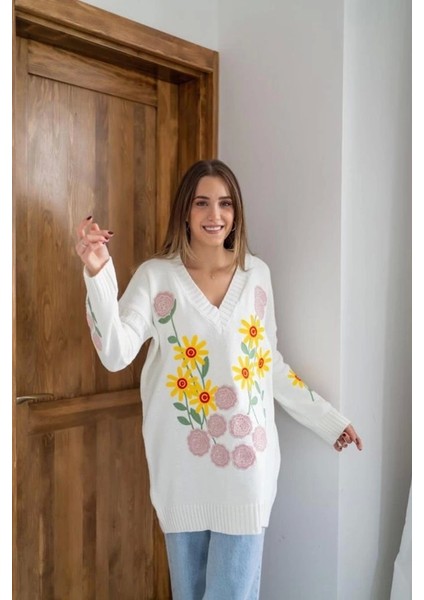 Beyaz Çiçek Nakışlı Kazak