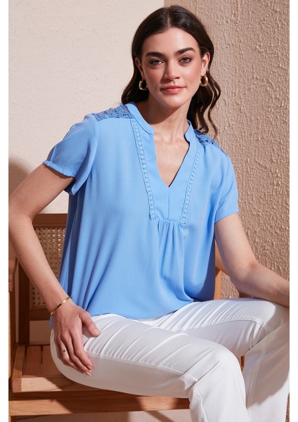 Güpür Detaylı Pamuk Regular Fit V Yaka Bluz Bayan Bluz 611BZ0286