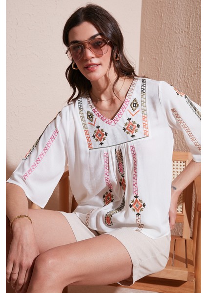 Pamuklu Regular Fit Nakış Işlemeli Bluz Bayan Bluz 611BZ0247