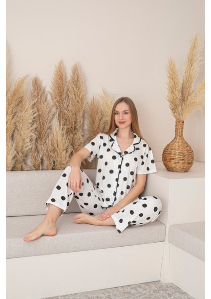Kadın Kısa Kol Beyaz Üzeri Siyah Puanlı Önden Düğmeli Pijama Takımı