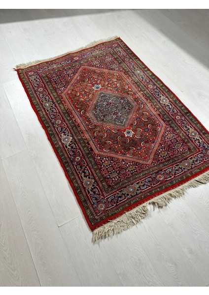 111 x 157 cm Küçük Boy Ender Çiçek Desenli El Dokuma Yün Iran Halısı Kırmızı Renk