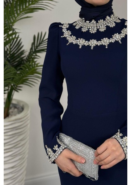 Bloom Kolu ve Boynu Taşlı Abiye Lacivert indirimleri