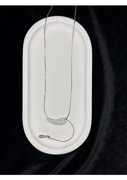 Gümüş Kaplama Damla Detaylı Zirkon Taşlı Kolye – Modern ve Işıltılı