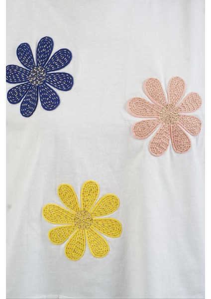 Ekru Çiçek Nakışlı Tshirt modelleri