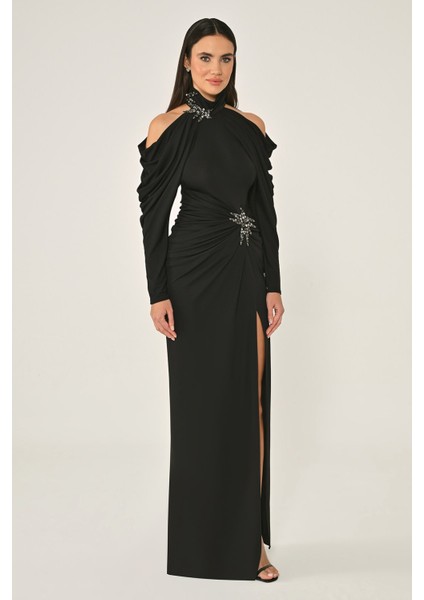 Kadın Abiye Omuzları Açık Boyun Belden Aksesuarlı Krep Uzun Elbise