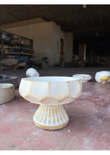Geometrik Desenli Taş Ayaklı Taş Saksı