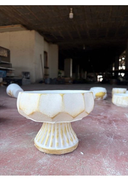 Geometrik Desenli Taş Ayaklı Taş Saksı