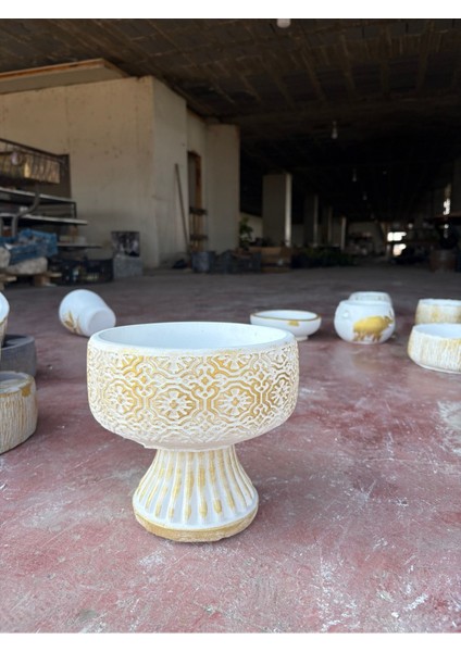 Dekoratif Ayaklı Ōrgülü Taş Saksı
