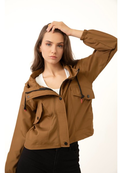 Kadın Taba Su Geçirmez ve Rüzgara Dayanıklı Kapüşonlu Cepli Çıt Çıtlı Mevsimlik Yağmurluk MlY25 Taba