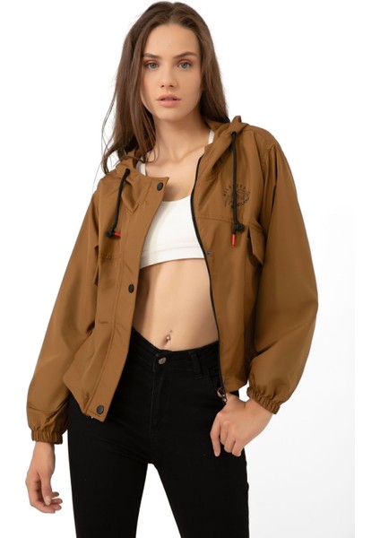 Kadın Taba Su Geçirmez ve Rüzgara Dayanıklı Kapüşonlu Cepli Çıt Çıtlı Mevsimlik Yağmurluk MlY25 Taba modelleri