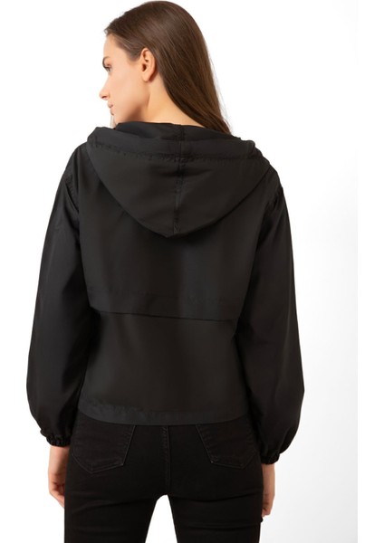 Kadın Siyah Su Geçirmez ve Rüzgara Dayanıklı Kapüşonlu Cepli Çıt Çıtlı Mevsimlik Yağmurluk MlY25 Siyah fırsatları