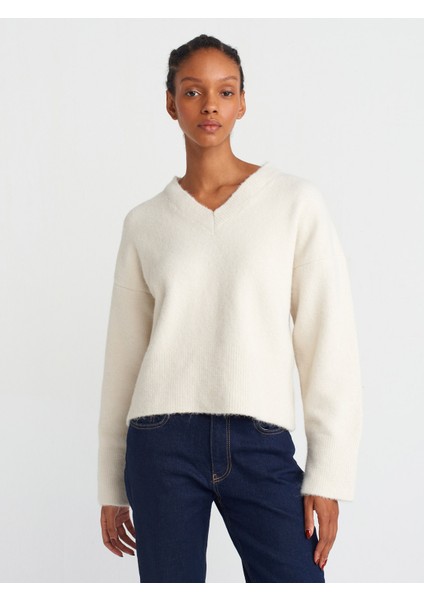 10645 V Yaka Yumuşak Dokulu Triko Kazak-Füme M.