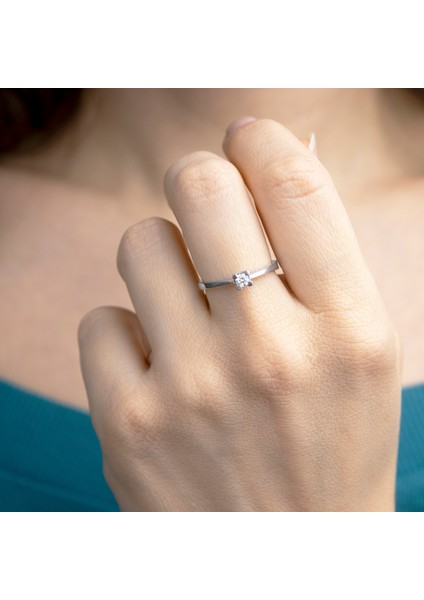 Eğimli Kare Tırnak 925 Ayar Gümüş Tektaş Yüzük- 3 mm