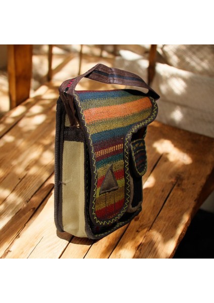 El Dokuma Kilim Desenli Omuz Çantası – Eşsiz ve Şık Tasarım Tek Cep (En: 20CM, Boy: 23CM, Genişlik: 6cm)