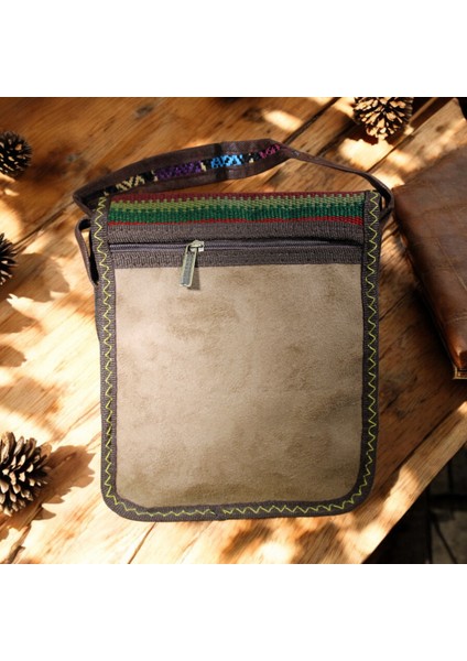 El Dokuma Kilim Desenli Omuz Çantası – Eşsiz ve Şık Tasarım Tek Cep (En: 20CM, Boy: 23CM, Genişlik: 6cm)