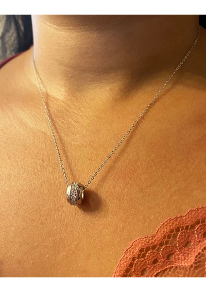 Kadın Oval Model Ortası Sıra Taş Detay Gümüş Kolye fiyatları