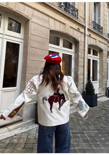 Kadın Ekru Hakim Yaka Nakışlı Figür Detaylı Tasarım Ceket modelleri