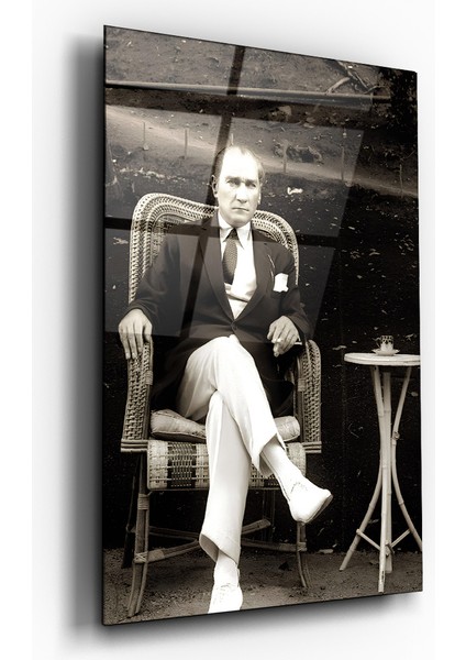Mustafa Kemal Atatürk Ulu Önder Siyah-Beyaz Cam Tablo- Ev ve Ofis Dekorasyonu-Hediyelik-Dekoratif-Modern-Atatürk indirimleri