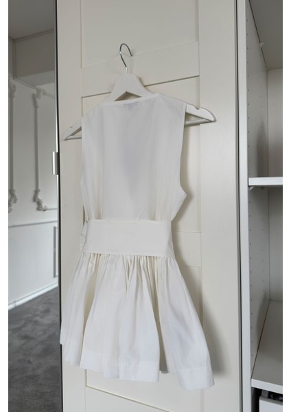 Sıfır Kol Fırfırlı Marka Bluz- Beyaz modelleri