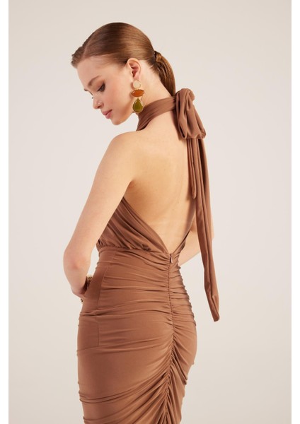 Drape Detaylı Sırtı Açık Yırtmaçlı Uzun Marie Elbise Kahve