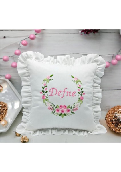 Isimli Rococo Laruel Desenli Takı Yastığı Pembe Işlemeli Fırfırlı Beyaz 40X40 cm