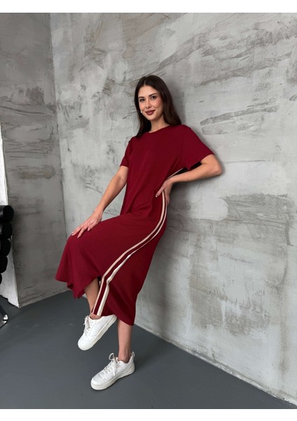 Bordo Yan Şeritli Yırtmaçlı Elbise