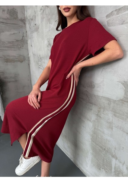 Bordo Yan Şeritli Yırtmaçlı Elbise
