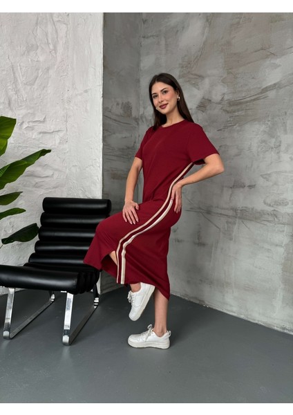 Bordo Yan Şeritli Yırtmaçlı Elbise