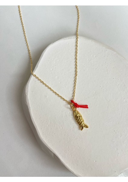 Collection Gold Balık ve Kırmızı Kurdela Charm 45 cm Altın Kaplama Kolye