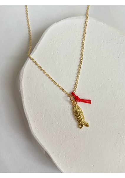 Collection Gold Balık ve Kırmızı Kurdela Charm 45 cm Altın Kaplama Kolye