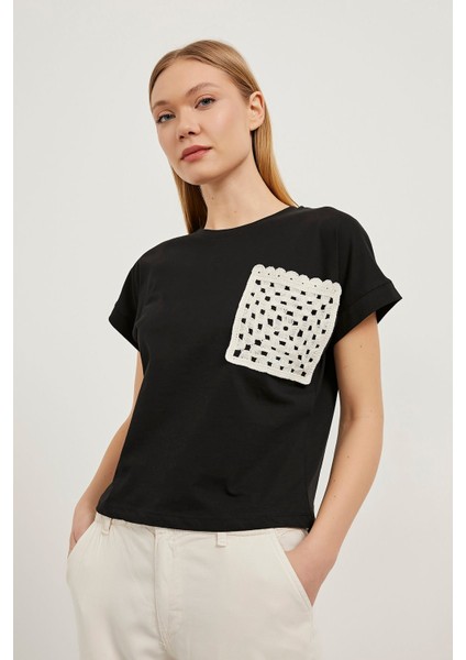 Cep Detaylı Bisiklet Yaka T-Shirt