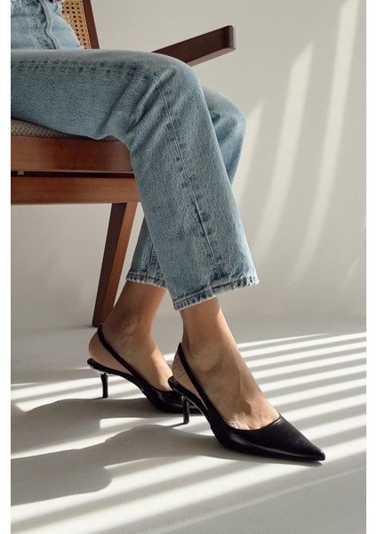 Famous Siyah Topuklu Ayakkabı fiyatları