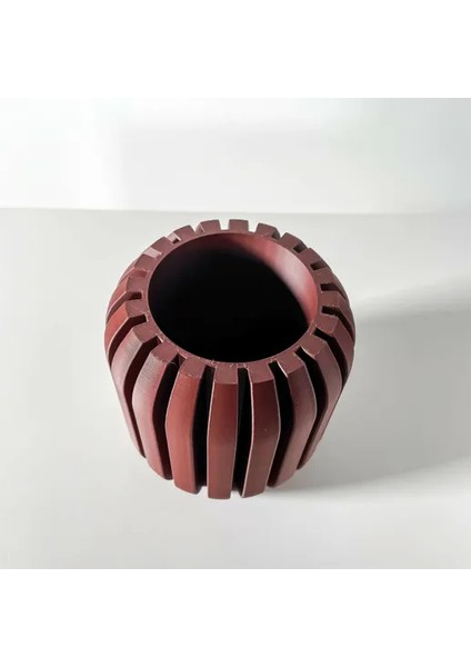 Çizgili Desenli Simetrik Tasarımda Modern Kırmızı Vazo